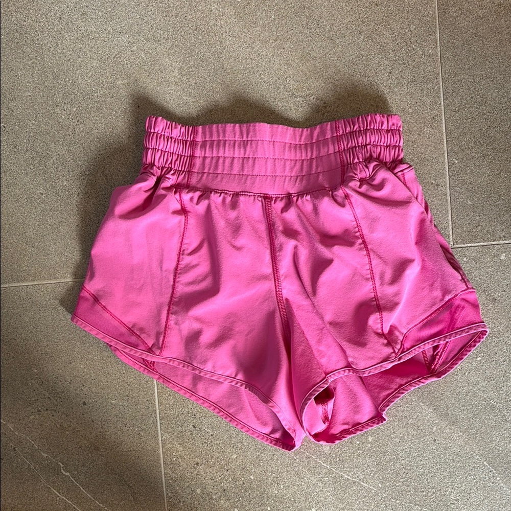 Lululemon Hotty High-Rise Lined 2.5 shorts